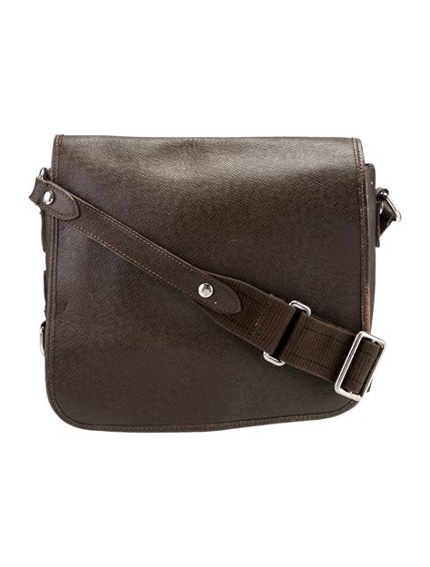louis vuitton taiga andrei bag